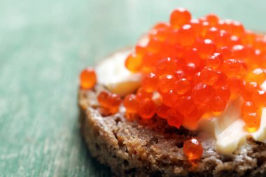 Kırmızı havyar, closeup ile lezzetli sandviç