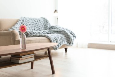 Şık salon iç rahat kanepe ve tablo ile