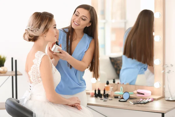 Gelin ona düğün salonunda önce hazırlama makyaj sanatçısı — Stok fotoğraf