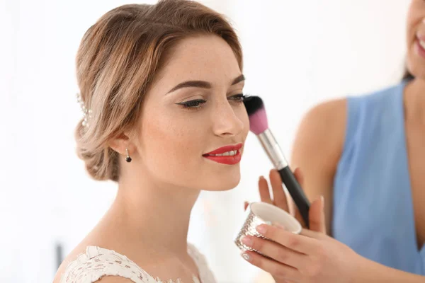 Maquiagem artista preparar noiva antes de seu casamento — Fotografia de Stock