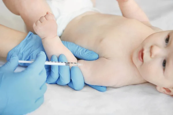 Läkare vaccinerande baby i klinik — Stockfoto