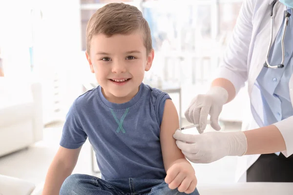 Médecin vaccinant un petit garçon à l'hôpital — Photo