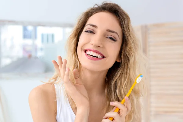 若い女性の浴室で彼女の歯を磨く — ストック写真