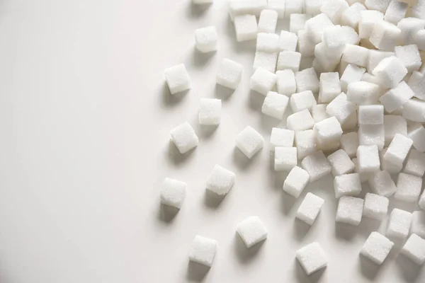 Cubos de azúcar refinados sobre fondo claro —  Fotos de Stock