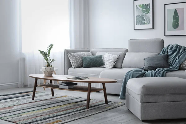 Elegante sala de estar interior com sofá confortável — Fotografia de Stock