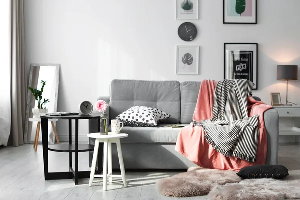 A nappali elegáns belső tér kényelmes kanapé — Stock Fotó