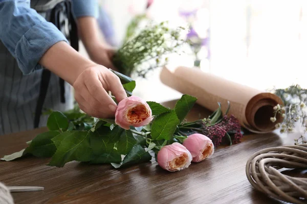 Kwiaciarnia kobiece, tworząc piękny bukiet przy stole — Zdjęcie stockowe