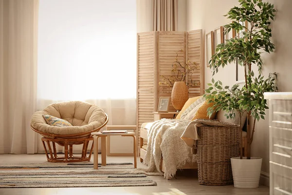 Stijlvolle woonkamer interieur met comfortabele bank — Stockfoto
