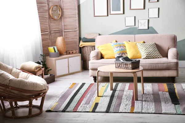 Stylový interiér obývacího pokoje s pohodlnou pohovkou a malým stolem — Stock fotografie