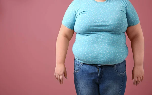 Υπέρβαρη γυναίκα στο φόντο χρώμα — Φωτογραφία Αρχείου