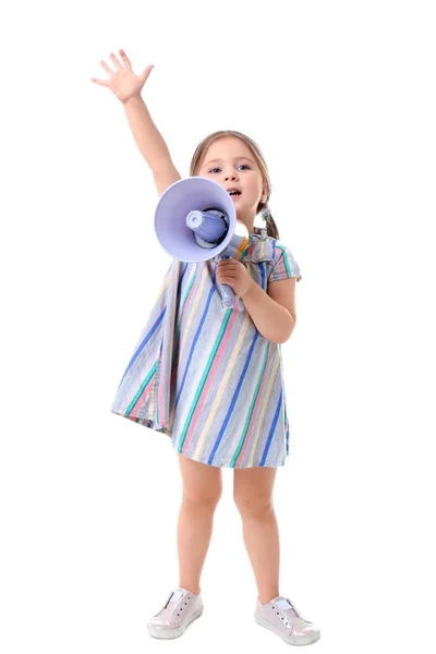 Красивая маленькая девочка с мегафоном на белом фоне — стоковое фото