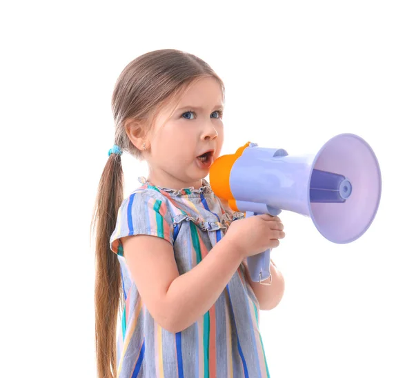 Красивая маленькая девочка с мегафоном на белом фоне — стоковое фото