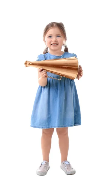 Красивая маленькая девочка с винтажным мегафоном на белом фоне — стоковое фото