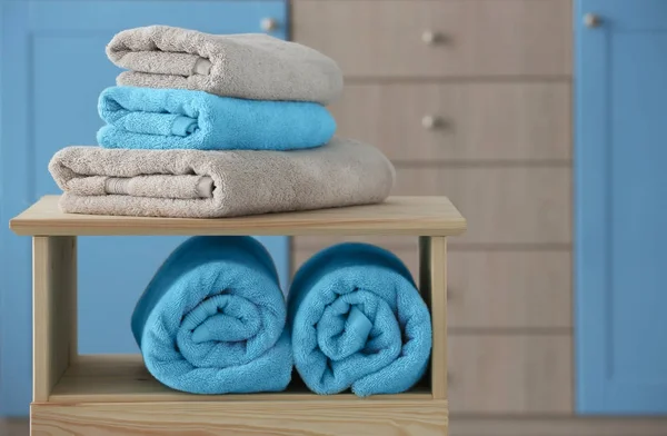 Trave rena handdukar på hyllor inomhus — Stockfoto