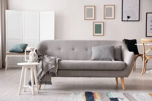快適なソファのある居心地の良いリビング ルームのインテリア — ストック写真