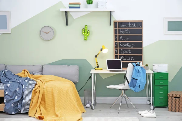 Habitación infantil moderna interior con cama cómoda — Foto de Stock