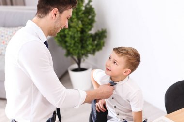 Baba onun oğlu düğüm kravat evde yardım