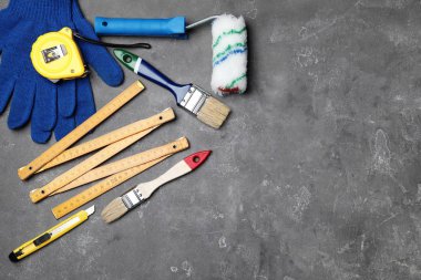 Dekoratör'ın Araçlar, düz gri arka plan üzerinde yatıyordu