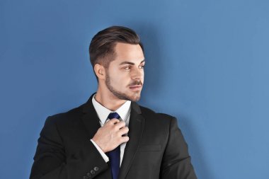 Renk arka plan üzerinde güzel saçlı genç adam portresi