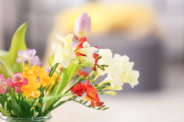 Hermoso ramo de flores de freesia sobre fondo borroso —  Fotos de Stock