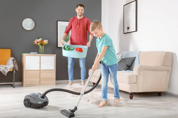 Anak kecil dan ayahnya membersihkan rumah mereka bersama-sama — Stok Foto