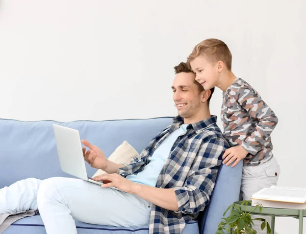 Vader en zoon met laptop thuis — Stockfoto