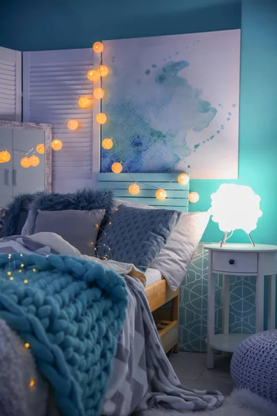 편안한 침대와 아늑한 방 인테리어 — 스톡 사진