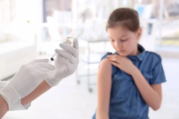 Dokter mengisi jarum suntik dengan obat-obatan dan latar belakang anak. Hari vaksinasi — Stok Foto