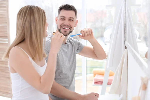 Junges Paar beim gemeinsamen Zähneputzen im Badezimmer — Stockfoto