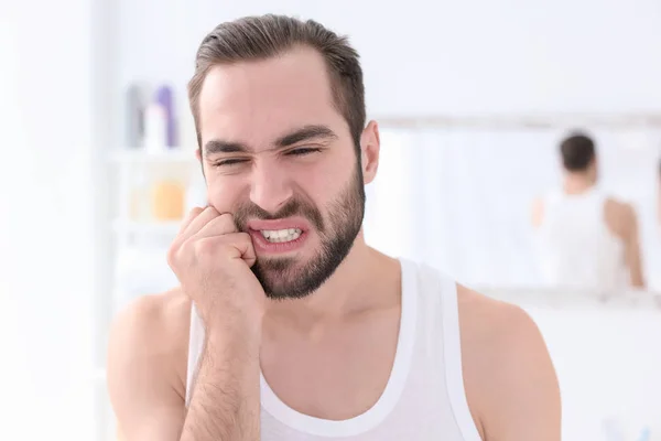 Jeune homme souffrant de maux de dents à l'intérieur — Photo