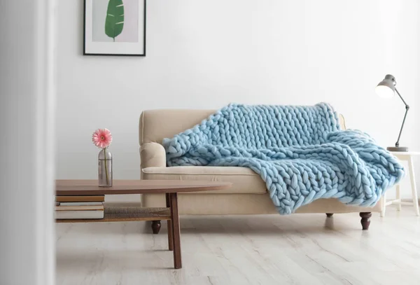 Stijlvolle woonkamer interieur met comfortabele bank en tafel — Stockfoto