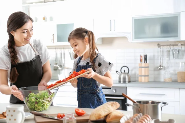 Jeune nounou avec mignonne petite fille cuisine ensemble dans la cuisine — Photo