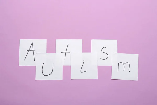Anteckningar med ordet ”Autism” på färgbakgrund — Stockfoto