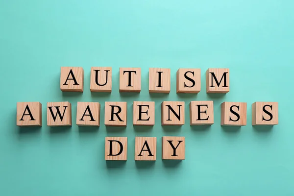 Kubussen met zin "Autisme awareness day" op kleur achtergrond — Stockfoto
