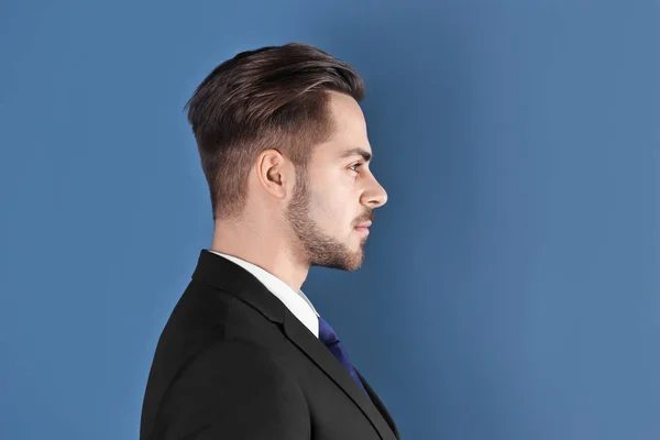 Портрет молодого чоловіка з красивим волоссям на кольоровому фоні — стокове фото
