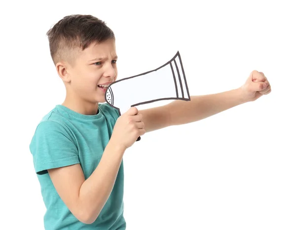 Симпатичный маленький мальчик с бумажным мегафоном на белом фоне — стоковое фото