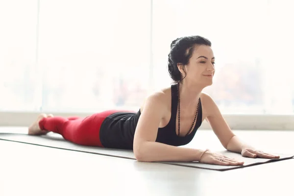 Donna sportiva che pratica yoga al chiuso — Foto Stock