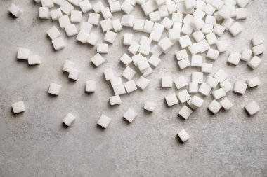 Rafine şeker küpleri gri arka plan, üstten görünüm