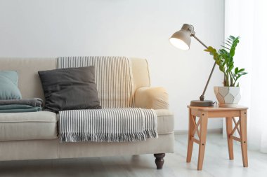 Şık salon iç rahat kanepe ve tablo ile
