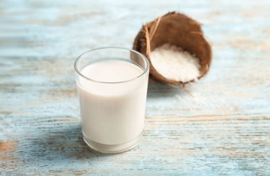 Hindistan cevizi sütü ve pul tablo ile cam