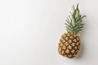 Işık arka plan üzerinde taze ananas