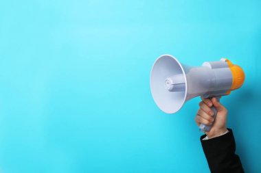 Megafon renk arka plan üzerinde tutan adam