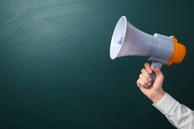 Kara tahta yakınındaki megafon tutan adam