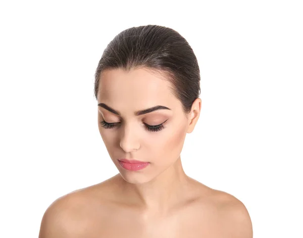 Mladá žena s krásným make-upem na bílém pozadí. Profesionální kosmetické výrobky — Stock fotografie