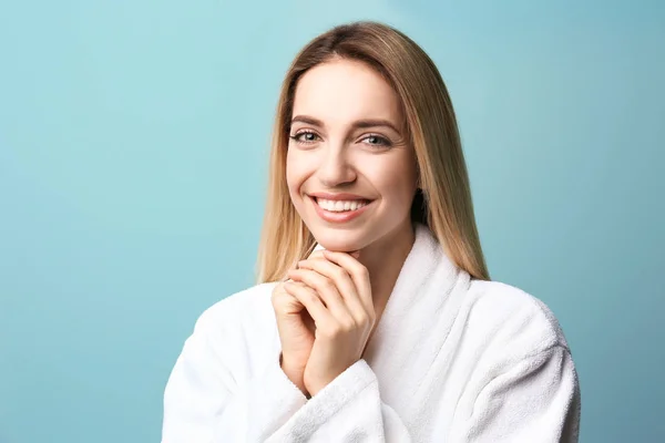 Hermosa mujer joven con piel sedosa sobre fondo de color —  Fotos de Stock