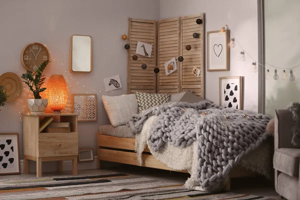 Wygodne łóżko z plaid w nowoczesne wnętrze — Zdjęcie stockowe