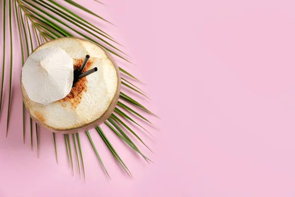 Färska gröna kokos med dricka halmstrån och palmblad på färgbakgrund — Stockfoto