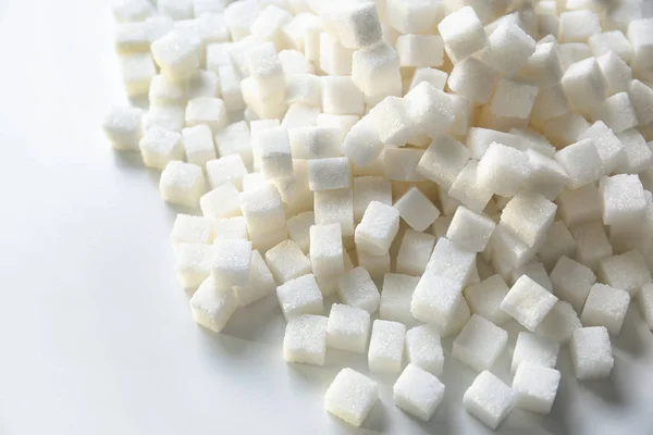 Cubos de azúcar refinados sobre fondo claro — Foto de Stock