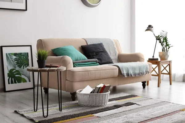 Стильний інтер'єр вітальні зі зручним диваном і столом — стокове фото