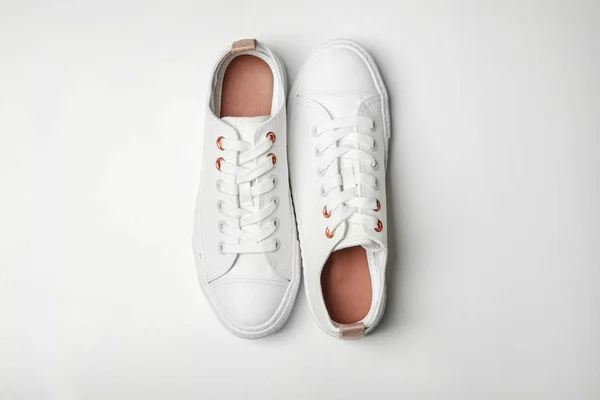 白い背景の上のカジュアルな靴 — ストック写真